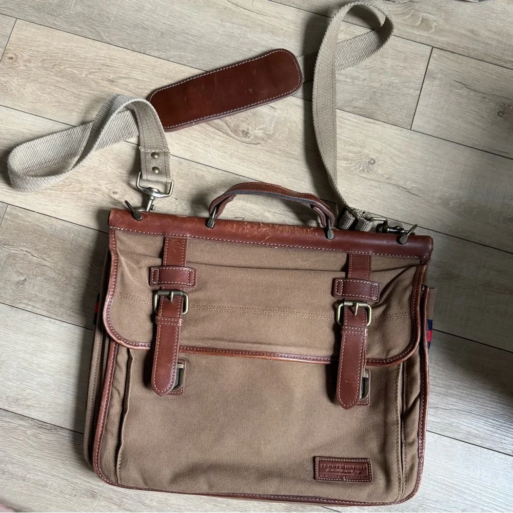 Tommy Hilfiger Workhorse Dowel Flap-Over Messenger Bag